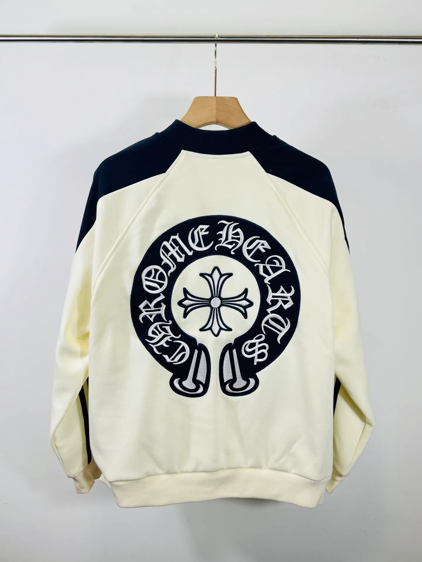 P520 top version 🐮 Real shot without P, ​​different from market products] Chrome Hearts 🍁Winter clothes are coming🍁New Year clothes Sanskrit cross woolen leather sleeves spliced ​​baseball embroidered cotton clothes Heavy embroidery ➕Double sleeve splicing special technology Counter synchronization, heavy industry and heavy industry! ! Customized version of thickened woolen fabric, silk lining, customized version of hardware, not the ordinary version on the market! ! Color: black and white stitching Code number: S, M, L, XL